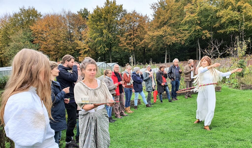 Edith Kostelijk (midden) voert met haar voorstelling W-EET de bezoekers door de Ommuurde Tuin in Renkum.