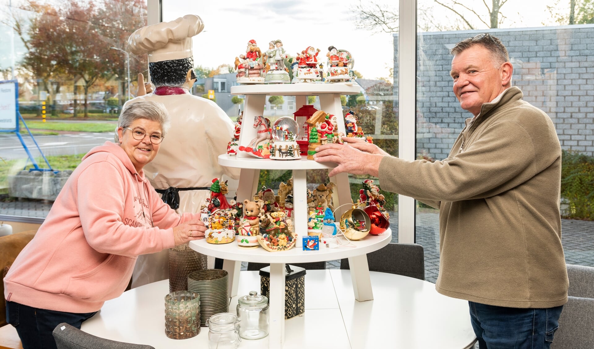 Piet en zijn vrouw Wil Langeweg geven niet-verkochte producten gratis weg aan geïnteresseerden.