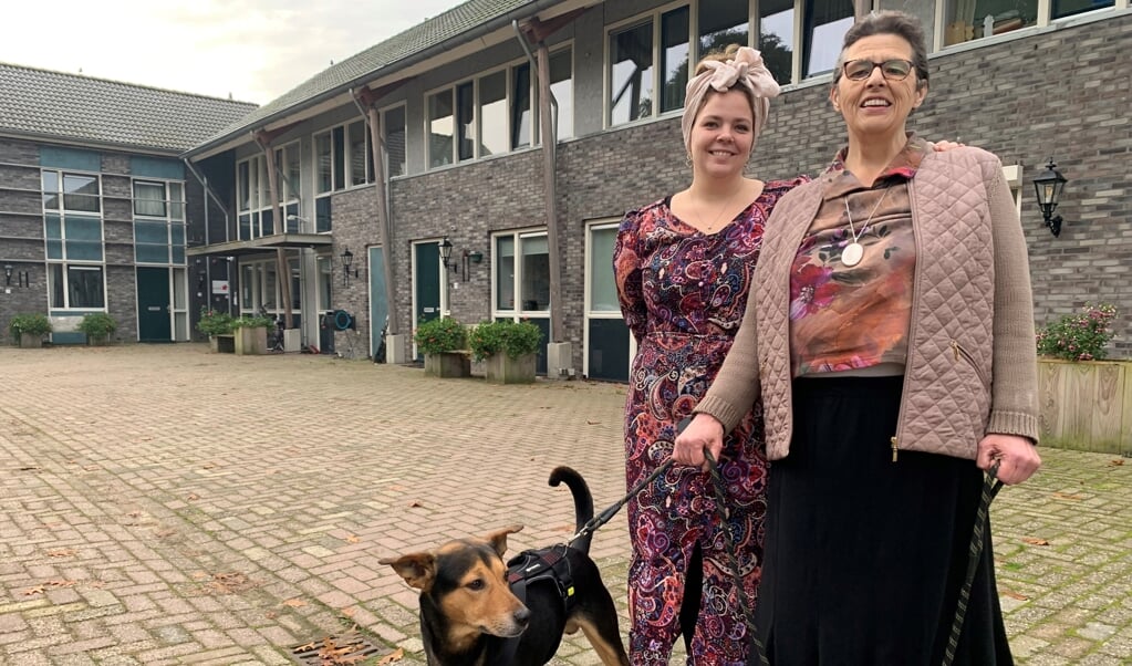 Gerrita Hoogeveen (rechts) is enorm dankbaar dat Henriëtte Wellan haar elke week op hond Lucky laat passen.
