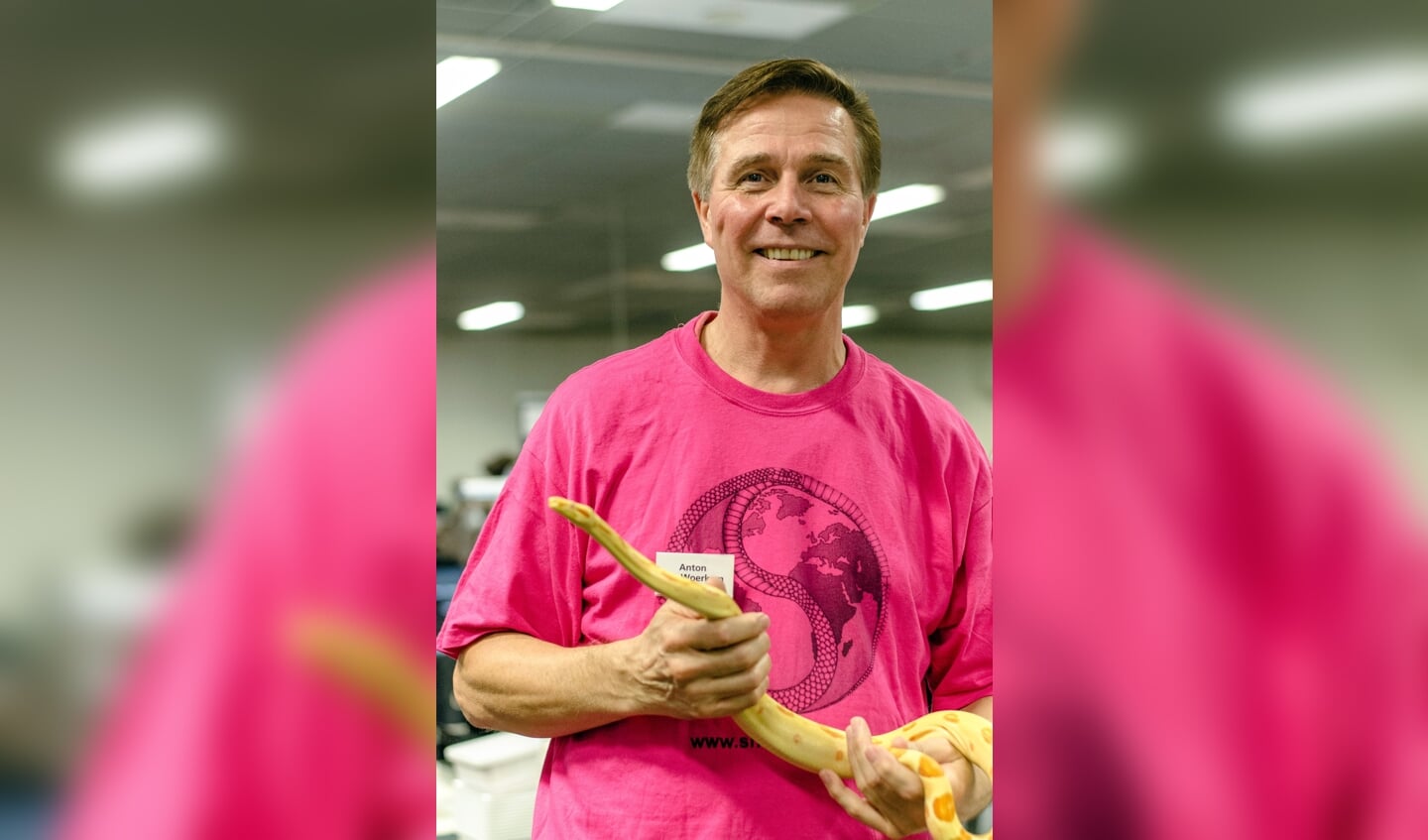 Anton van Woerkom met een Boa constrictor