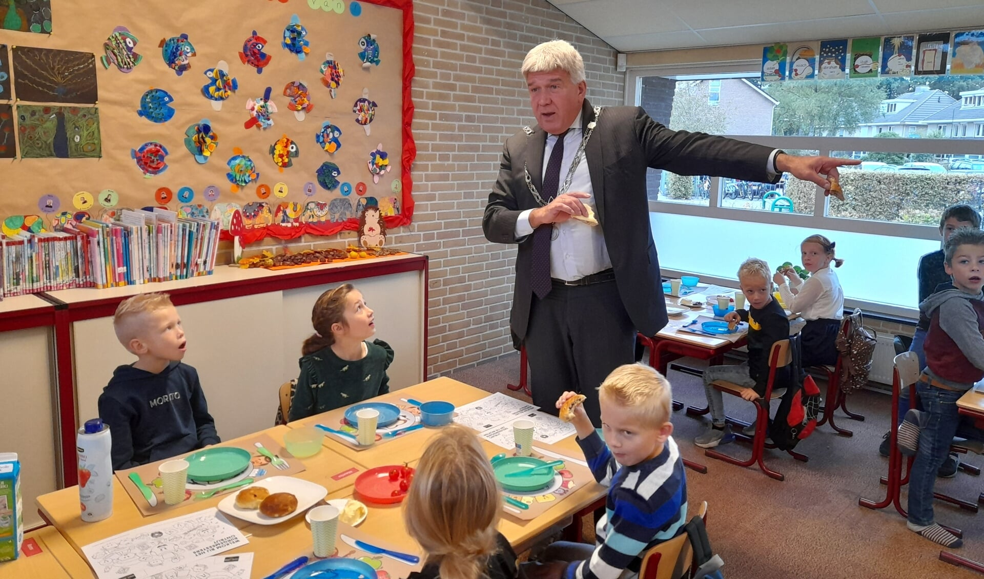 Burgemeester Wimar Jaeger ontbeet woensdagochtend gezellig mee met de leerlingen van basisschool De Wittenberg in Scherpenzeel. 