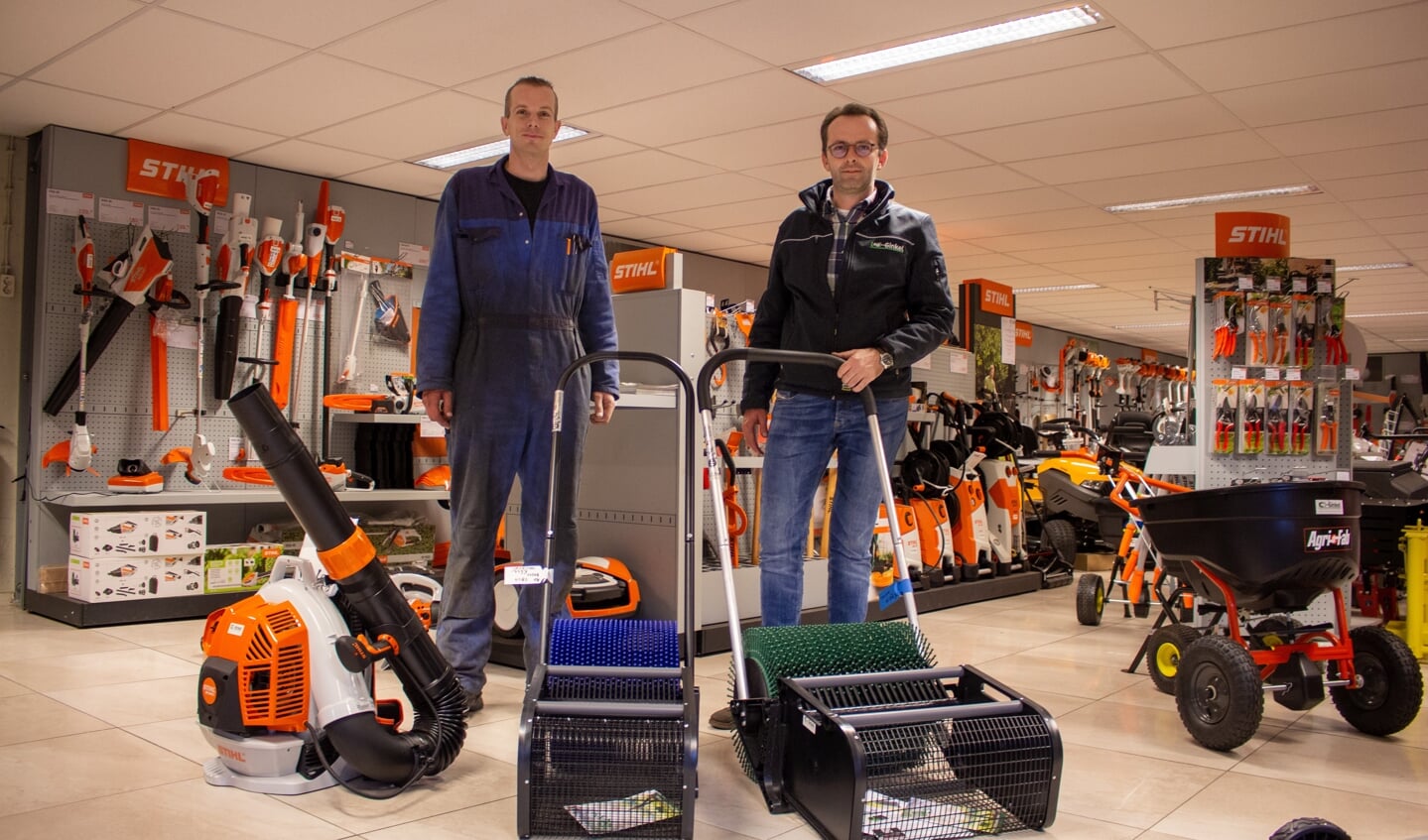 Jeroen Nieuwenhuize (links) en Maarten Klein met de mechanische notenrapers.