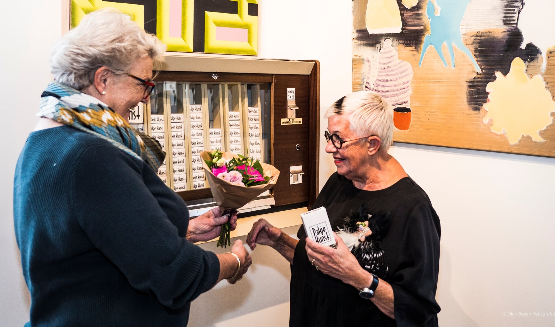 Een verraste Trudy Bosch neemt de felicitaties in ontvangst van Anneke Flach, namens de museumwinkel van het Gorcums Museum 