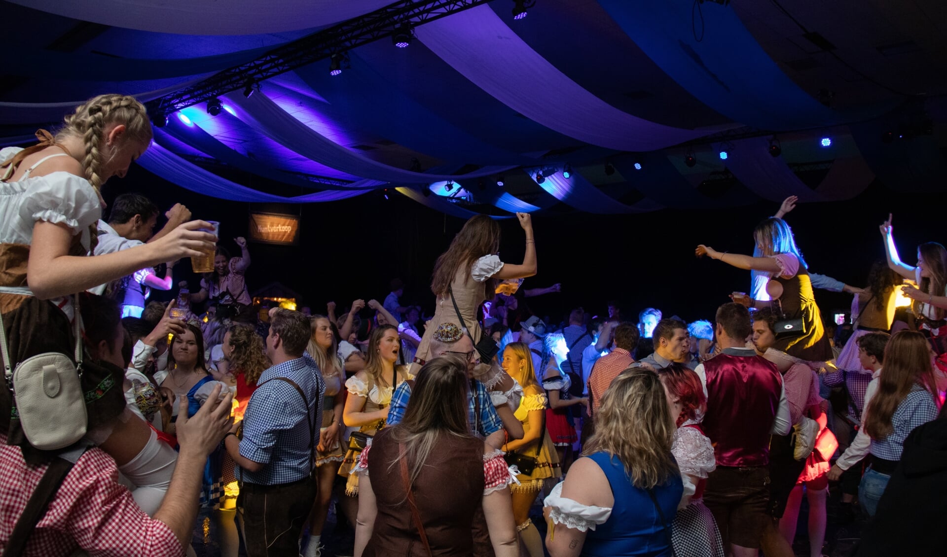 Sfeerbeeld van het Oktoberfest in de Veluwehal in 2022.