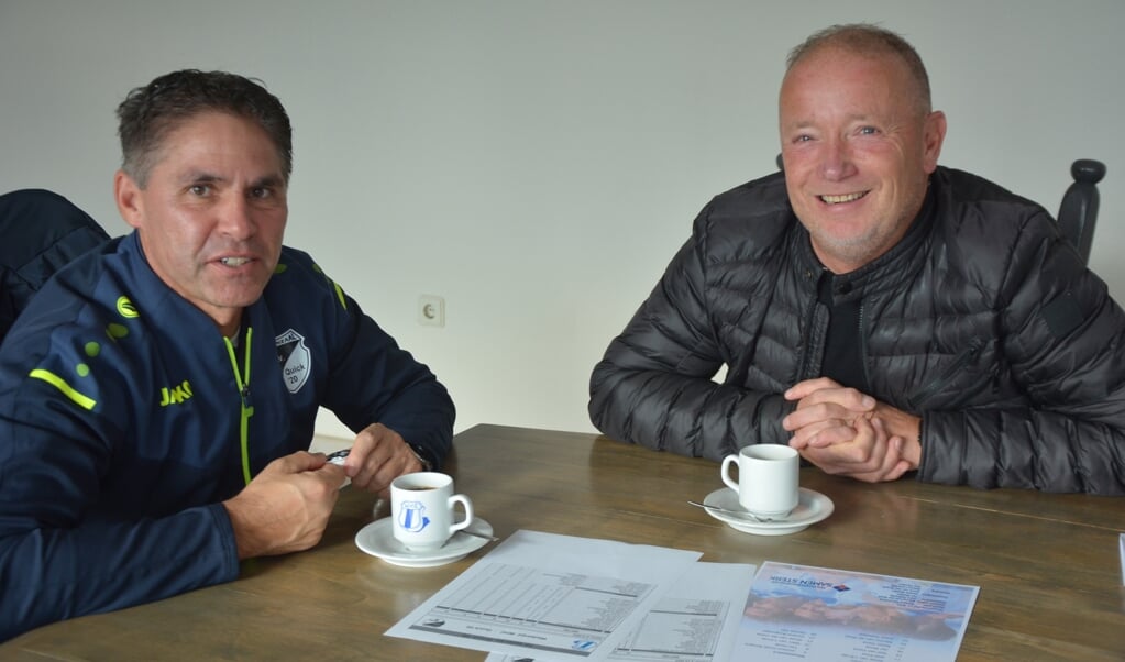 De trainers Richard Karrenbelt (WHC) (rechts) en Rene Nijhuis (Quick’20) hebben heel wat te bespreken.