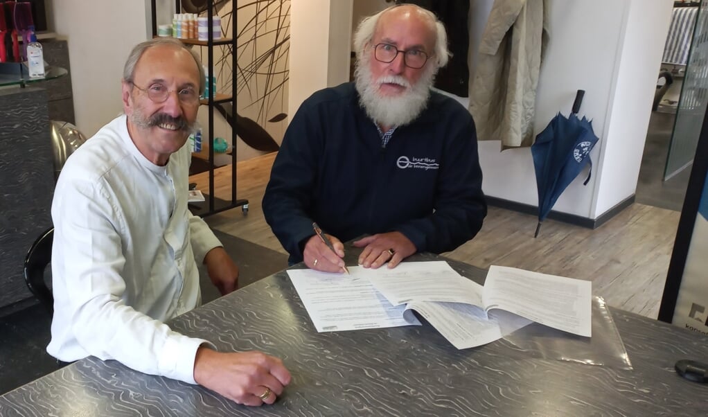 Ondertekening sponsorovereenkomst met Hans Kamsteeg en Chris Tromp (secretaris v.d. buurtbusvereniging)