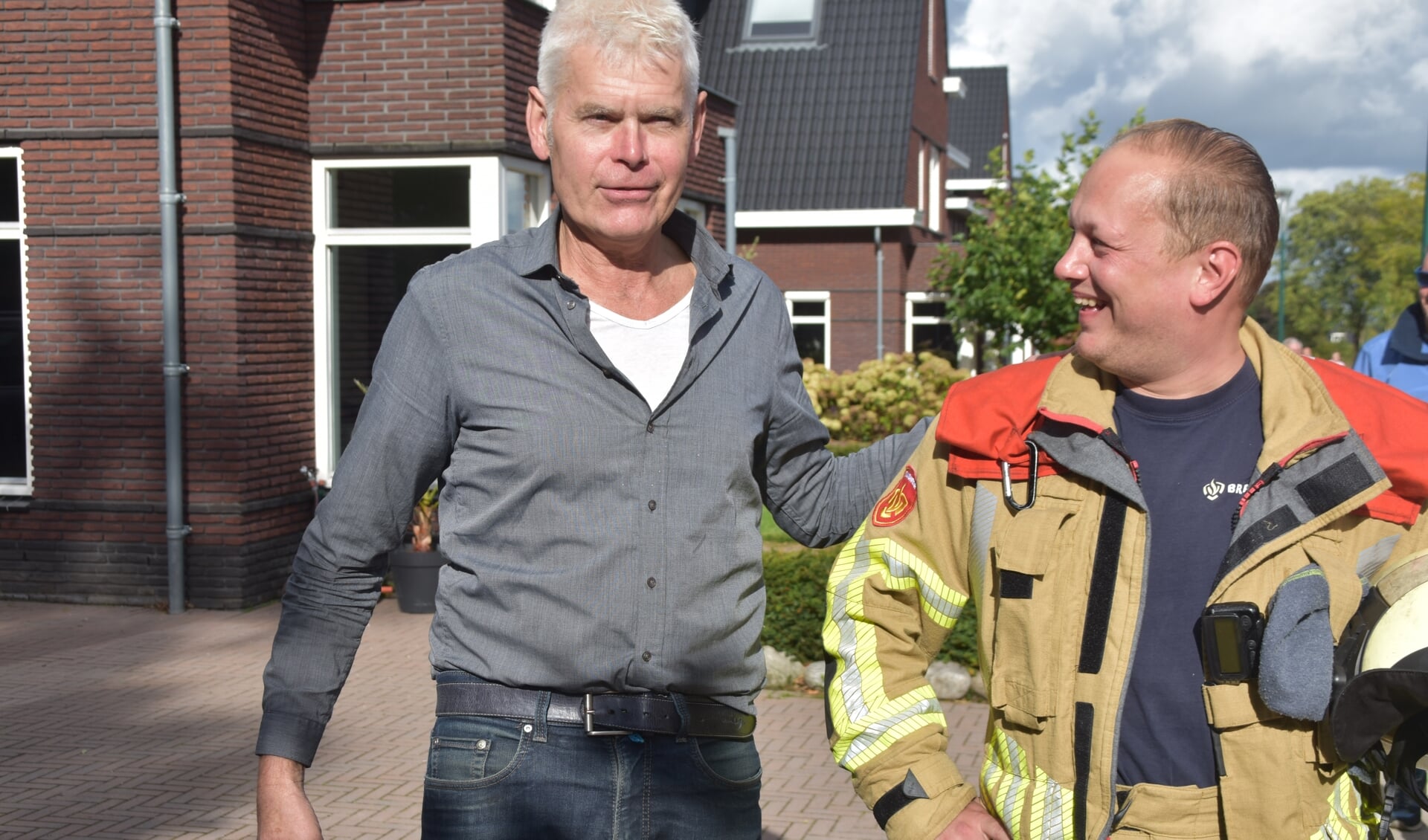Met een schouderklopje bedankt de scheidende hoofdbrandwacht Jan Dogterom voorzitter Mark Verschoor voor diens lovende woorden.