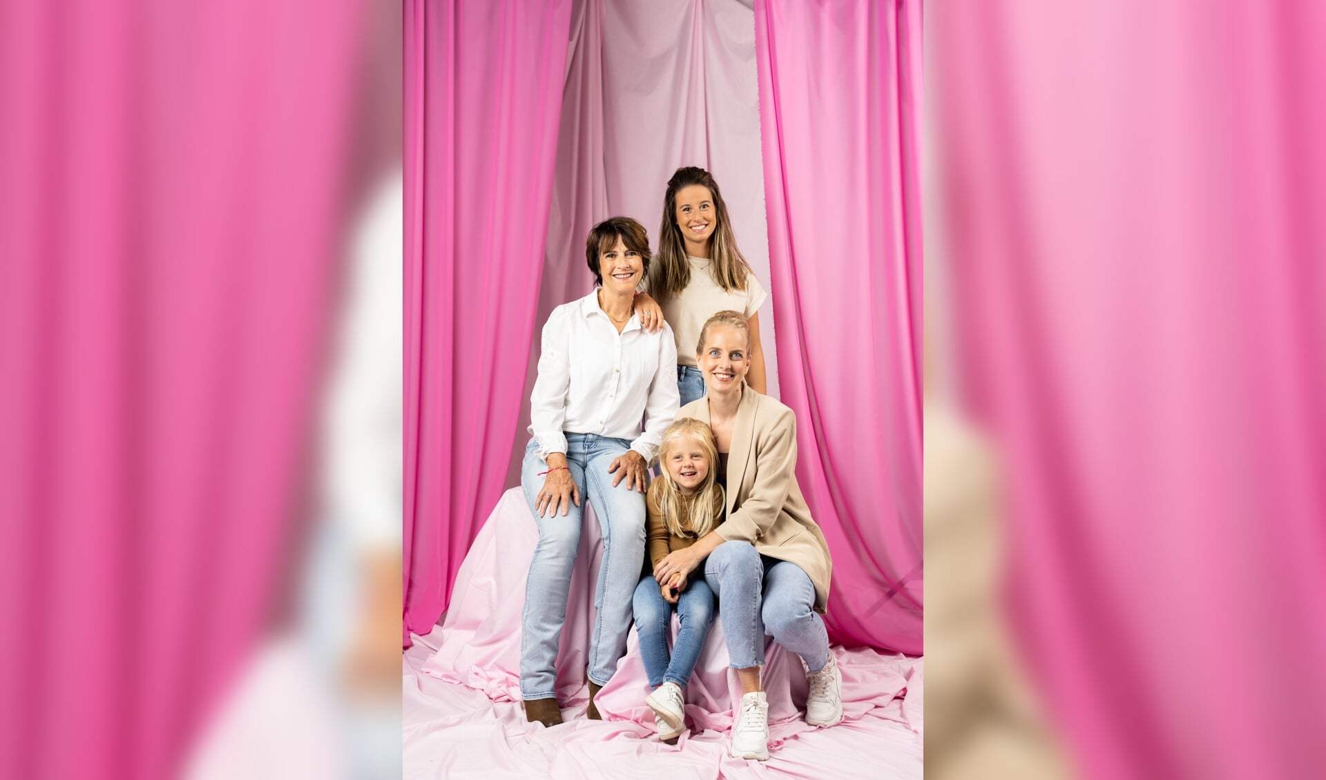 Samen met haar dochter Denise, schoondochter Loes en kleinkind Lis deed Henriette van den Broek aan een campagne van Pink Ribbon.