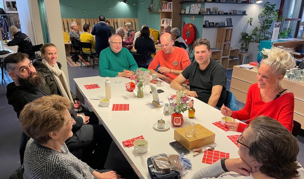 Bezoekers genieten op vrijdag van maaltijdsoep en ontmoeting met elkaar. De buurthuiskamer aan de Kennedylaan Harderwijk wil vaker open.