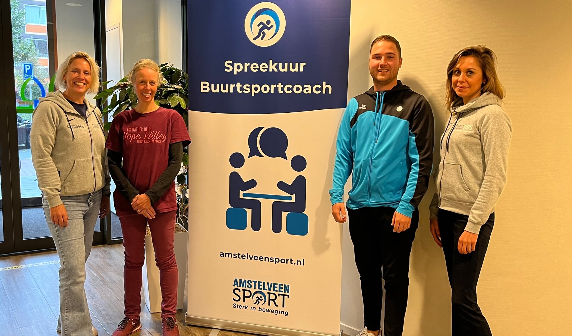  Buurtsportcoach Sebastiaan Huijsmans samen met het team van Gezondheidscentrum Keizer Karelpark