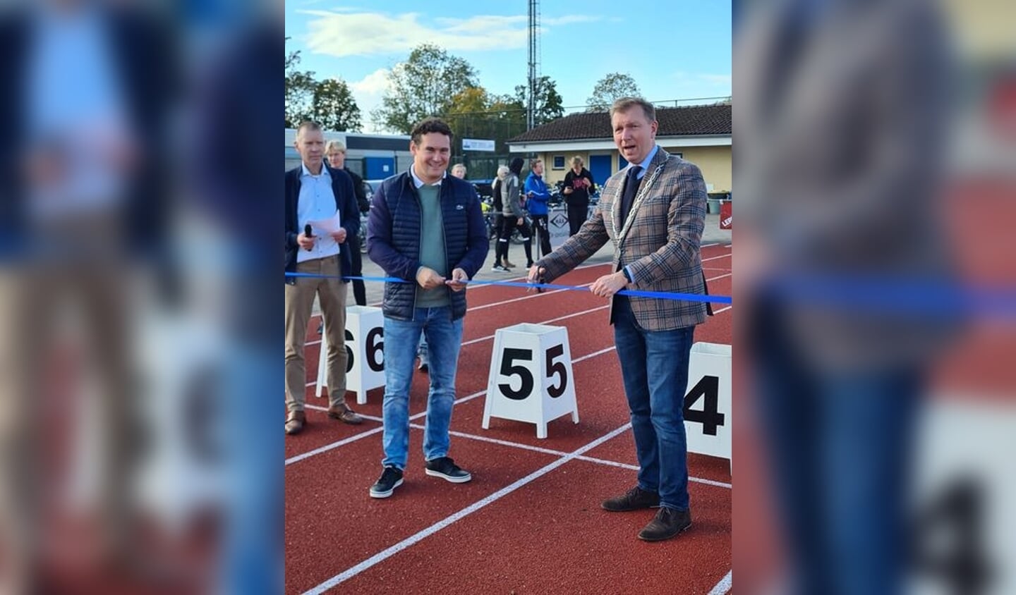 Op de foto, burgemeester Kats, wethouder Beek en Albert van Kooten