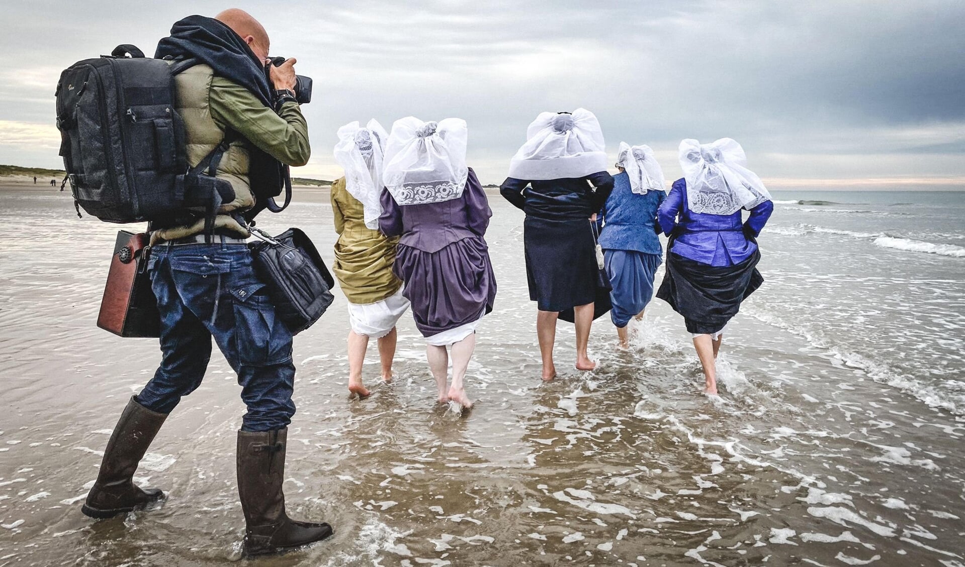 Met zijn boek ‘Between the Sea and the Sky’ maakt de fotograaf een ode aan Nederland.