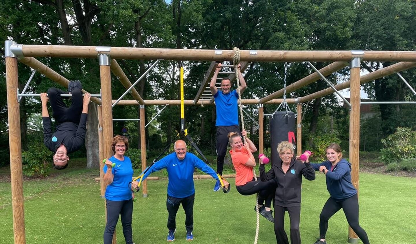 De instructeurs van Kees bij het work-out toestel in de `tuin van Kees.