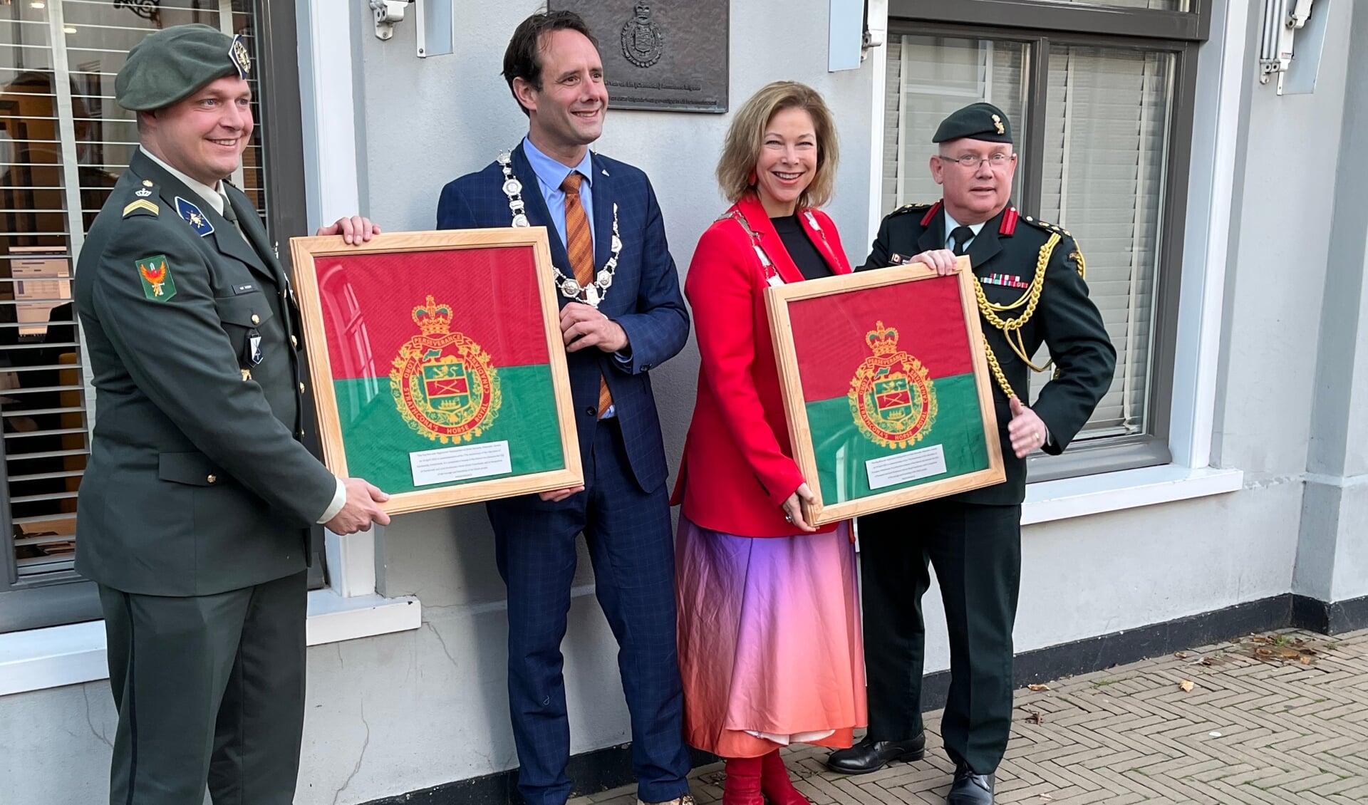 De Canadese regimentsvlag van de Lord Strathocona´s Horse (Royal Canadians) wordt in ontvangst genomen door beide burgemeesters.