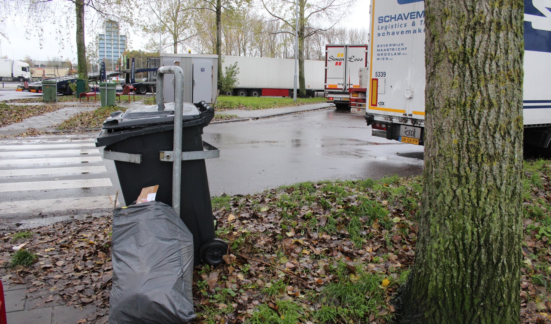 Er wordt nogal eens vuil naast de containers geplaatst.