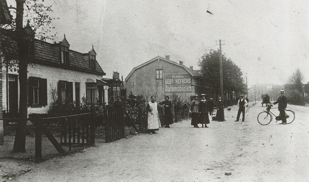 De Leusderweg in 1915: onverhard, geen autoverkeer te bekennen en winkels die schitteren door afwezigheid. 