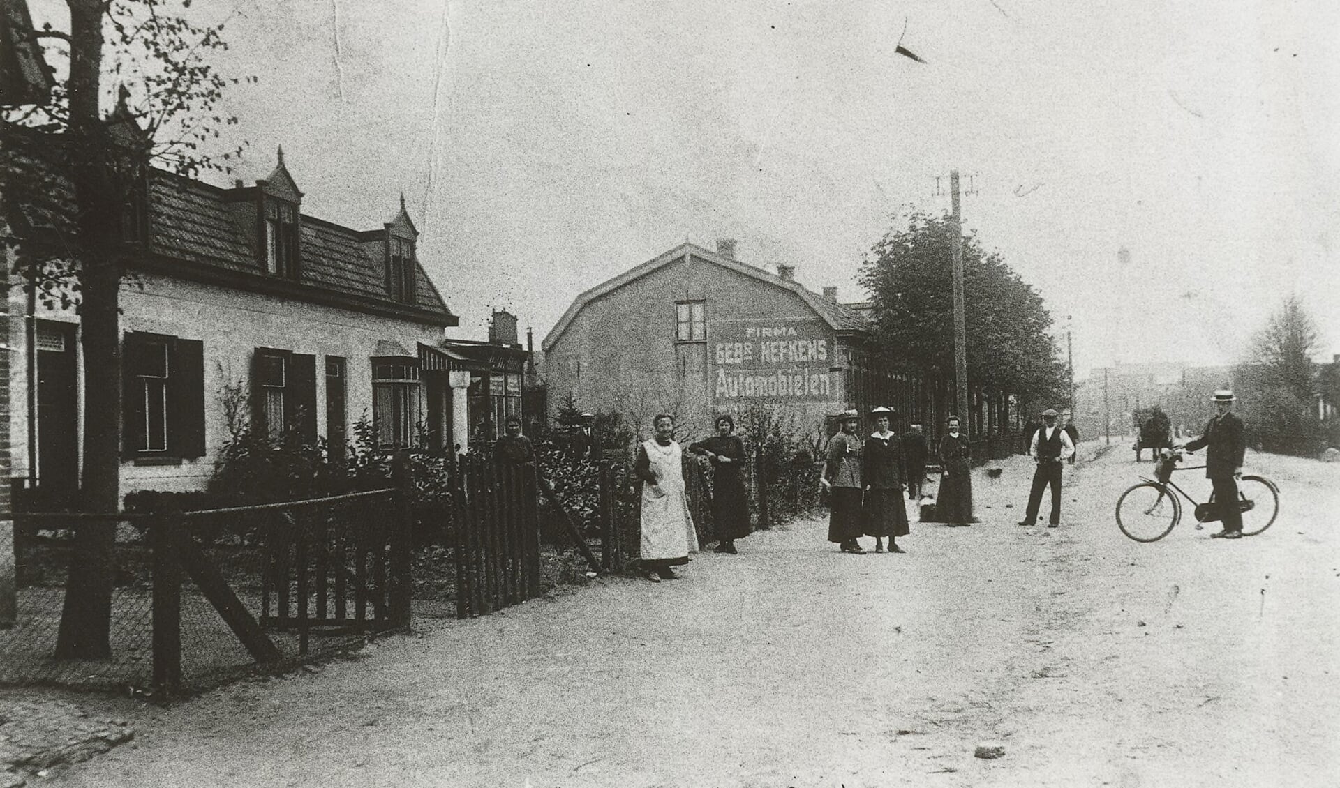 De Leusderweg in 1915: onverhard, geen autoverkeer te bekennen en winkels die schitteren door afwezigheid.