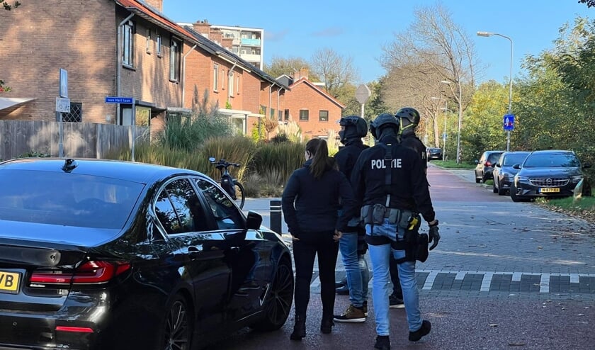 De hulpdiensten die rust in de wijk wilden behouden hebben ervoor gekozen de straat gedeeltelijk af te zetten.