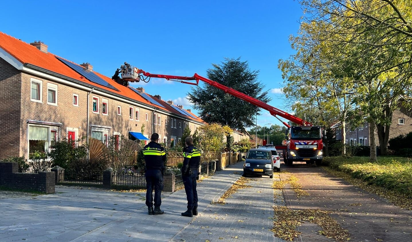 Op de Van Hall-laan in Harderwijk is de politie gealarmeerd nadat een jonge vrouw op het dak van een woning was geklommen en er niet meer vanaf wilde. 