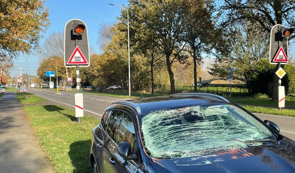 Auto rijdt tegen spoorboom in Barneveld