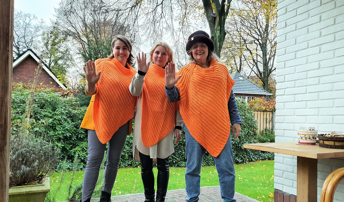 Liane Vissers van ’t Hof, Marjo Mosch en Annemarie Willems (vrnl) symboliseren dat het geweld tegen vrouwen moet stoppen.
