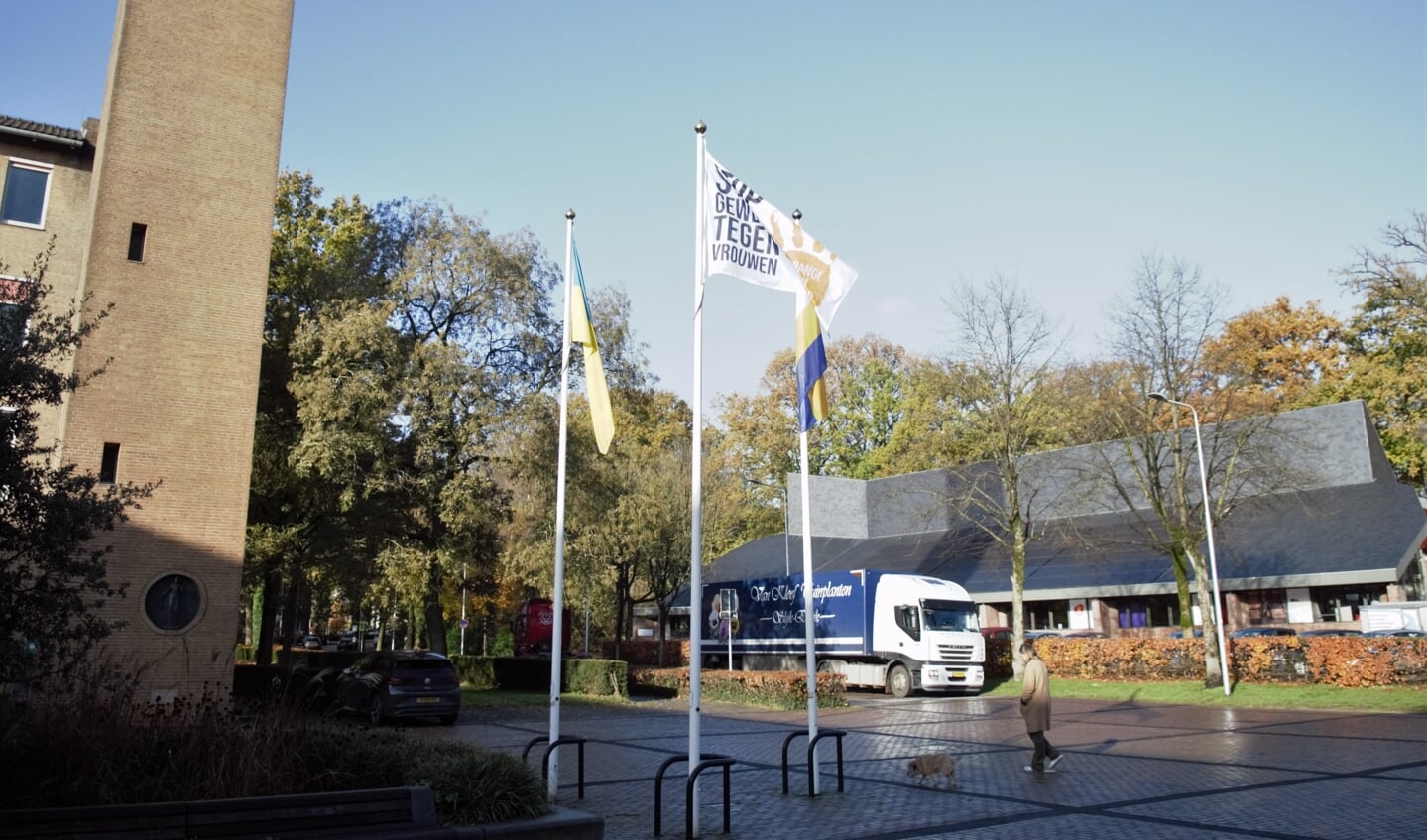 De vlag wappert op het plein bij het gemeentehuis in Oosterbeek.