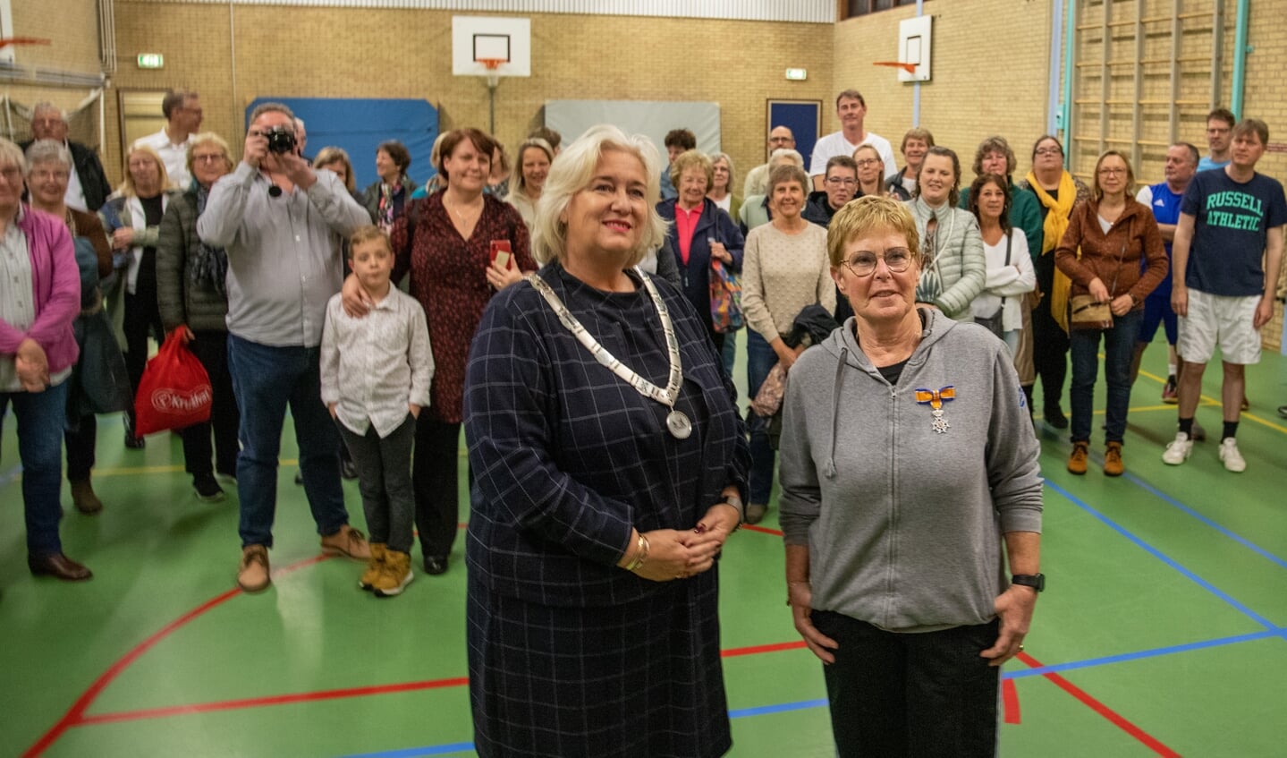 Burgemeester Schuurmans verrast Joke Somers met een koninklijke onderscheiding.