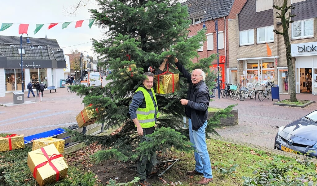 Mike Oosterveld (links) en Jan Willem Gerritsen, leden van de Dickens Fair Commissie, hebben kerstbomen in het centrum geplaatst.
