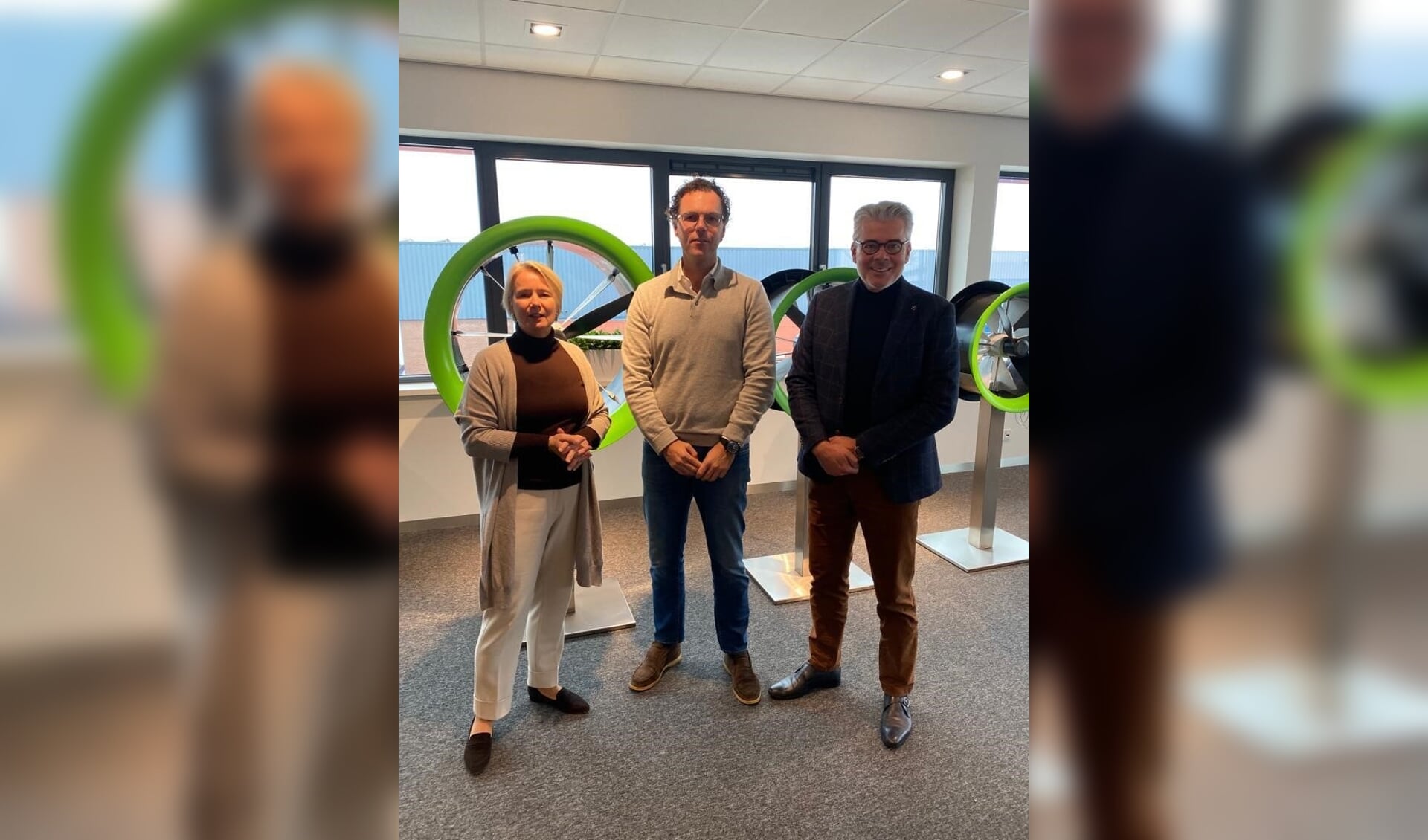 Wethouder Broekman (links) op bezoek bij SELL Plastics. 