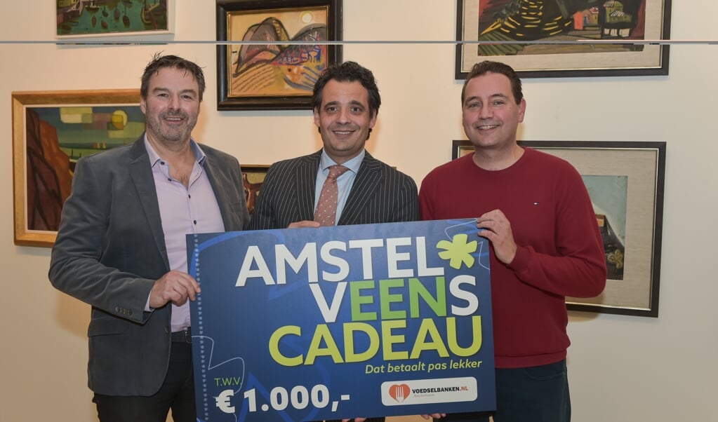 Lancering Amstelveens  Cadeau met John Keunen Groupcard, wethouder Adam Elzakalai en Atilla Meulenbelt VAD