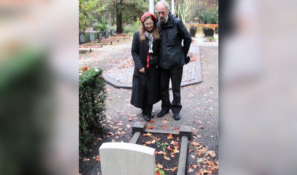Stella en Gary Ancell bij het graf.