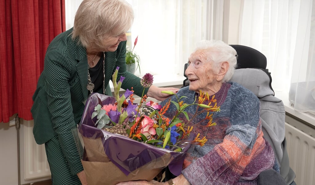 Burgemeester Agnes Schaap op bezoek bij mw.Riek van den Berg-Wessels. Zij vierde haar 100ste verjaardag.
