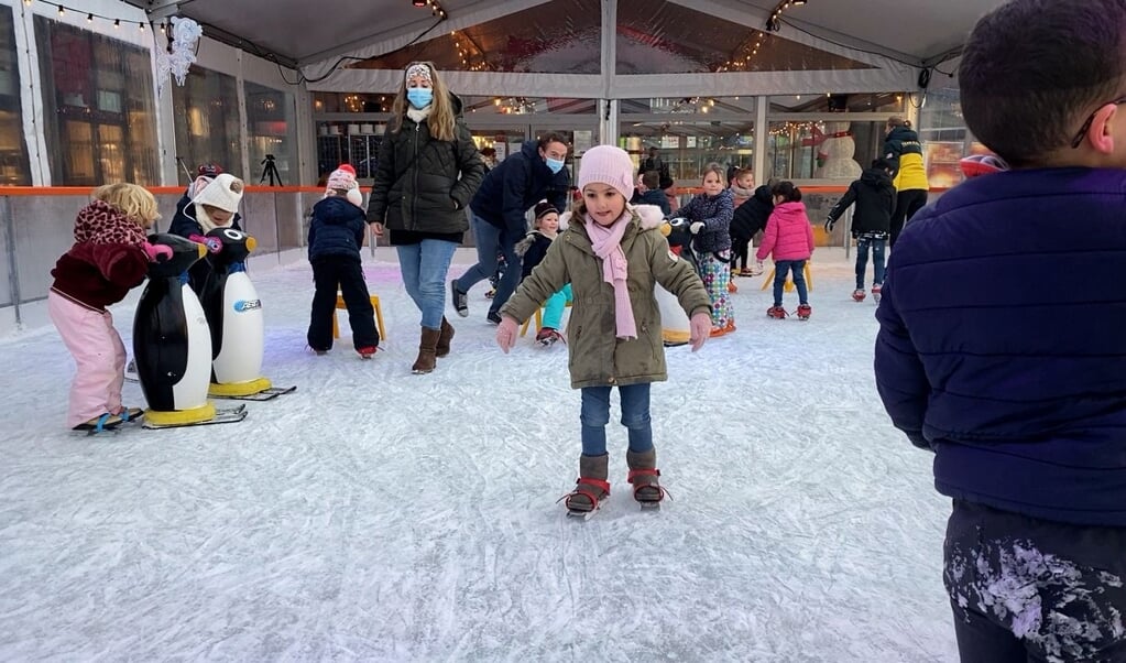 Kinderen op ijsbaan Winter Wonderland