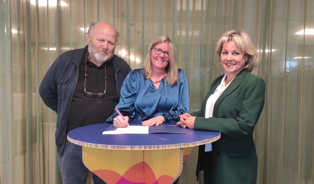 v.l.n.r.: Ben Kanis (bestuurder Stichting Present Oldebroek), Mirjam Prins (coördinator Stichting Present Oldebroek) en burgemeester Tanja Haseloop.