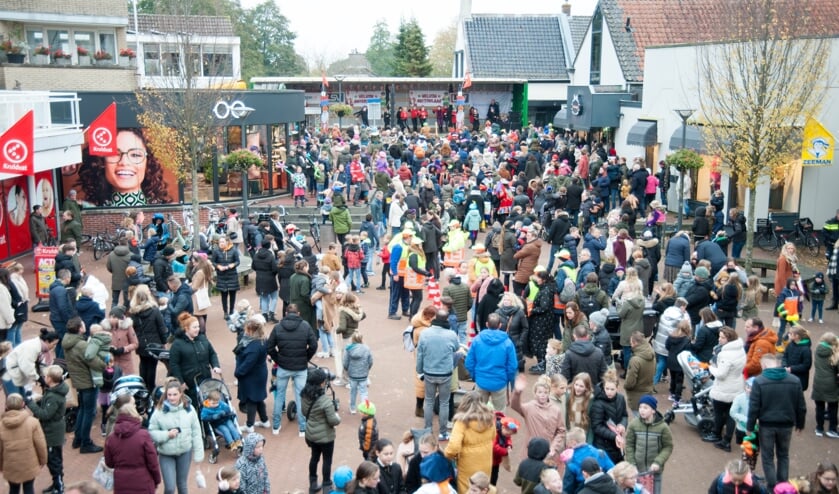 In het centrum van Hardinxveld waren er veel mensen op de been om de Sint te ontmoeten. 