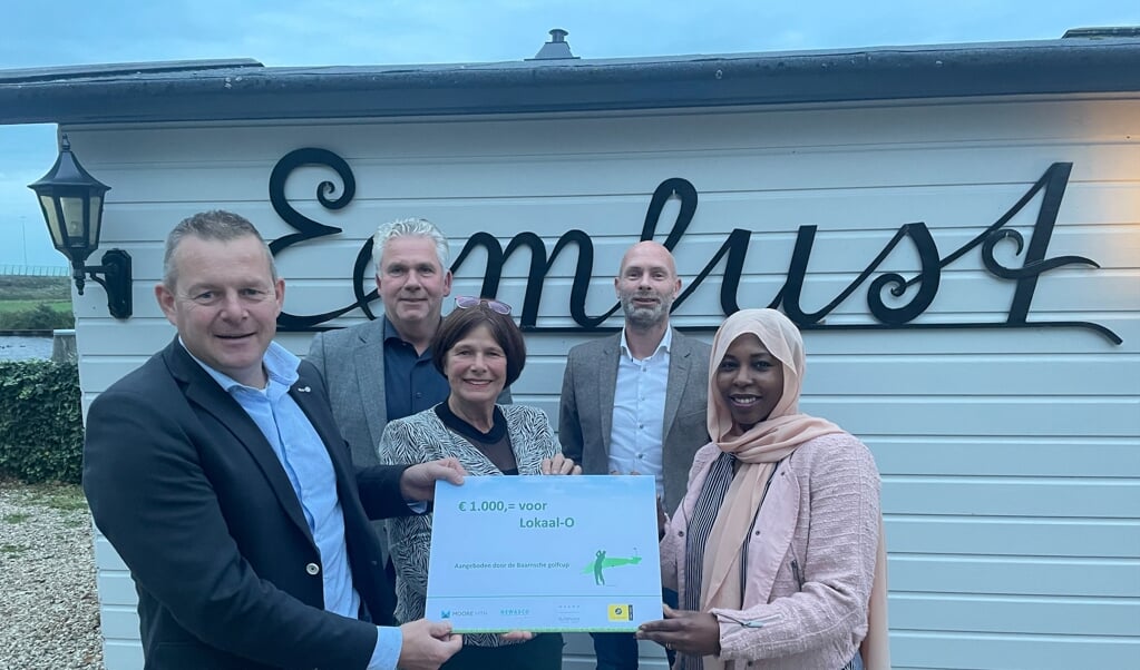 Overhandiging van de cheque van € 1.000,- door de Baarnsche Golf Cup aan de Stichting Lokaal-O met v.l.n.r. Tom Altena (vz Baarnsche Golf Cup(BGC)), Wilco Evers (BGC) Marjo Stam (Lokaal-O), Wouter Hartsink (Volvo Buitenweg) en Zakia Yousif (Lokaal-O)