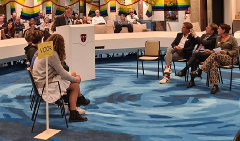 De debatwedstrijd tussen scholieren en raadsleden vond plaats in de raadzaal in het gemeentehuis.