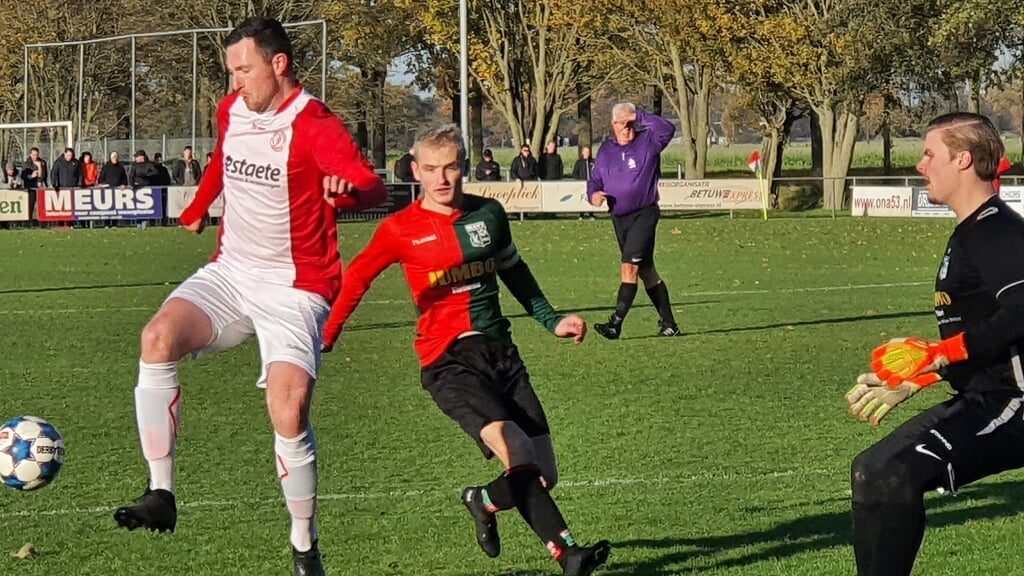 ONA-aanvaller Fabian Mösle (links op archieffoto in het duel met Luc Dolphijn van WAVV) scoorden vanaf de strafschopstip het winnende doelpunt tegen JVC Cuijk (1-0).