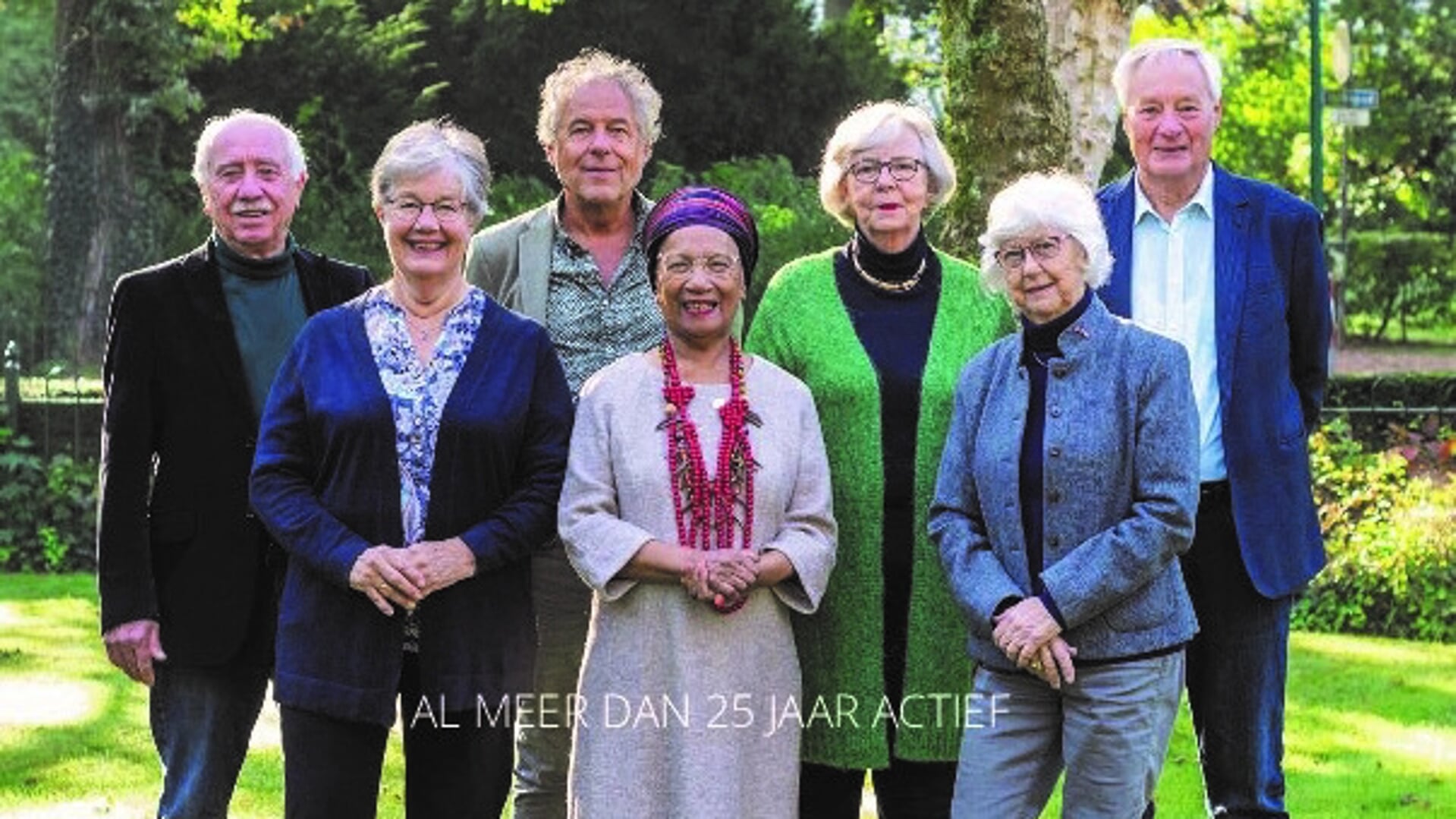 Leden van de Seniorenraad vorig jaar, met Nona Salakory nog in hun midden.