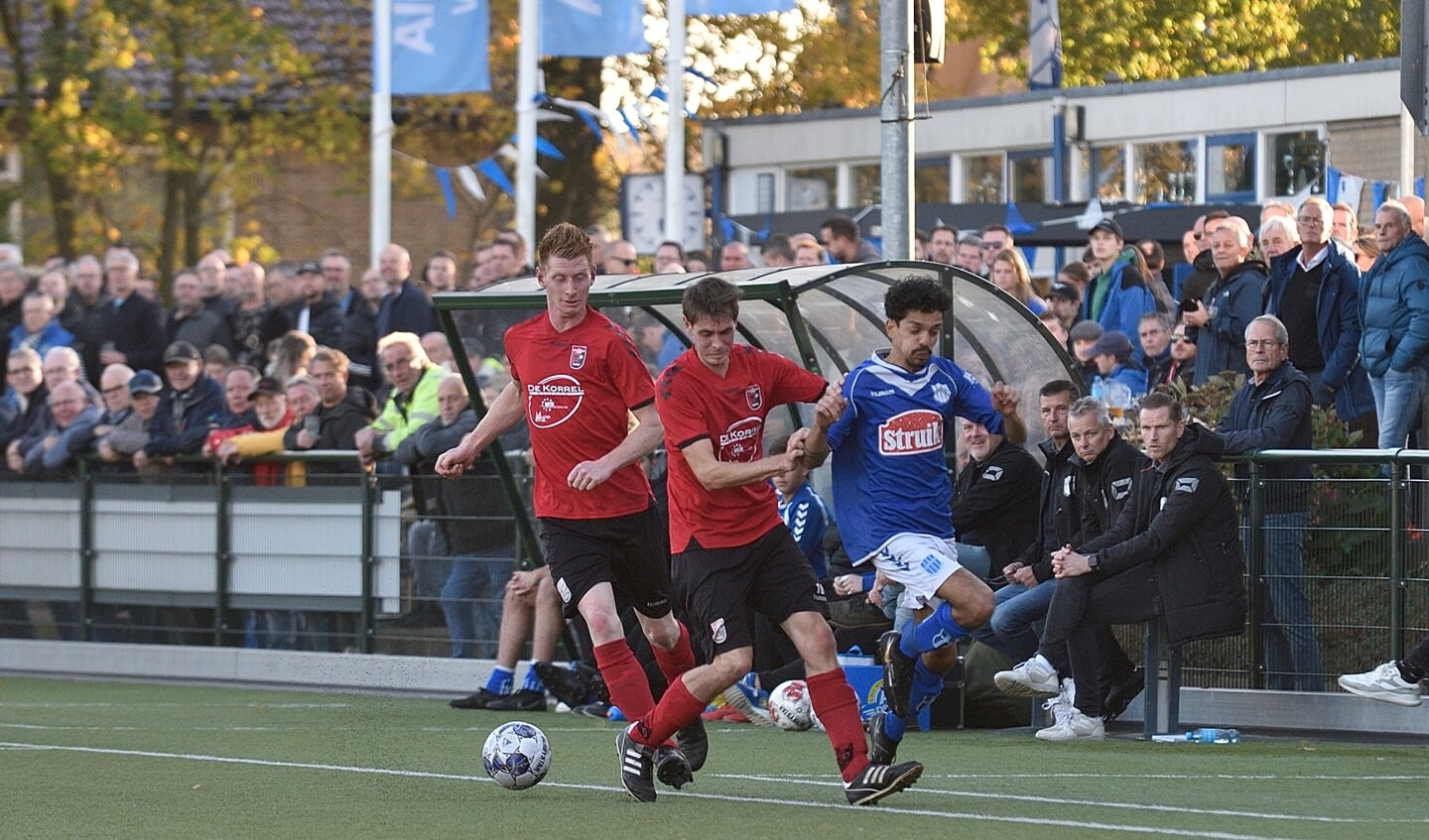 Terschuurse Boys (roodzwart, vorige week tegen VVOP) speelde met 2-2 gelijk tegen ESC.