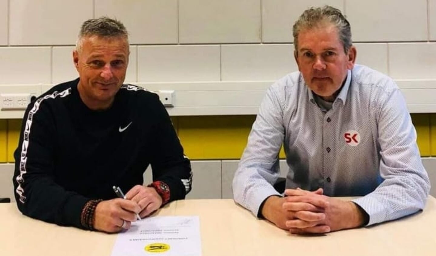 René Ribberink (links) en voorzitter Vincent Dijker zetten donderdagavond hun handtekening onder een nieuw contract.