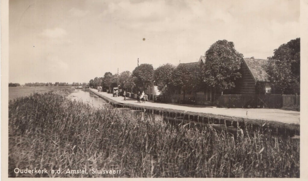 De Sluisvaart op prentenkaart uit circa 1950.