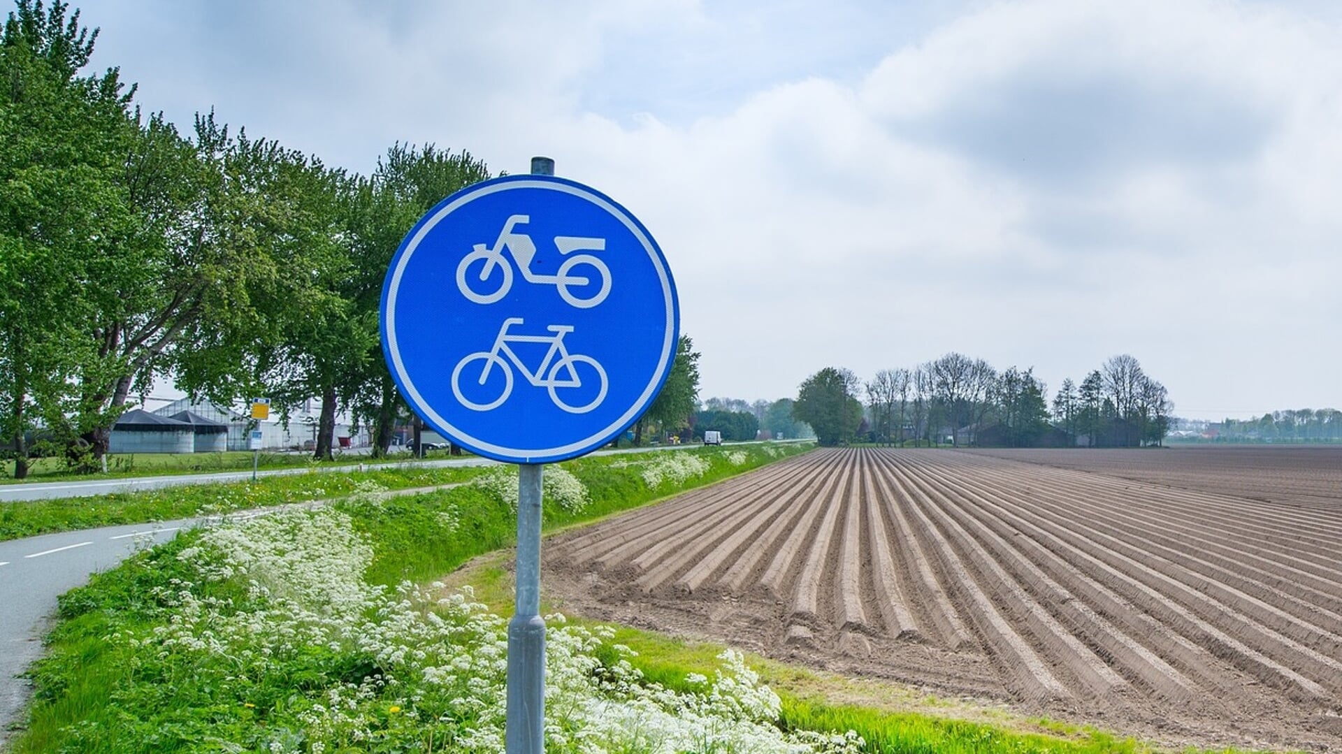 Het fietspad langs de Zuiderzeestraatweg tussen Harderwijk en Hierden heeft niet de hoogste prioriteit.