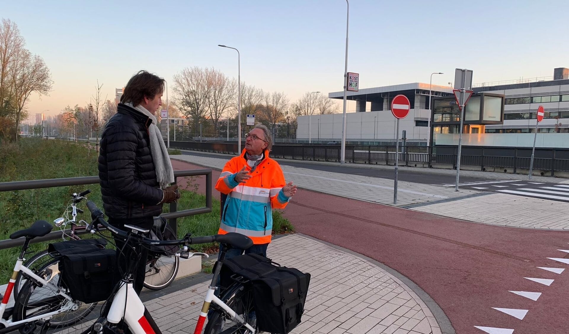 Wethouder Herbert Raat en Ben Westendorp van Veilig Verkeer Nederland op de rotonde Beneluxbaan/Zonnestein.