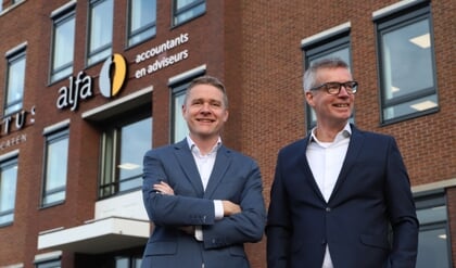 Kees Cuperus en Frank Kerkhof van Alfa Accountants en Adviseurs voor de nieuwe vestiging aan de Keesomstraat 11 in Ede.