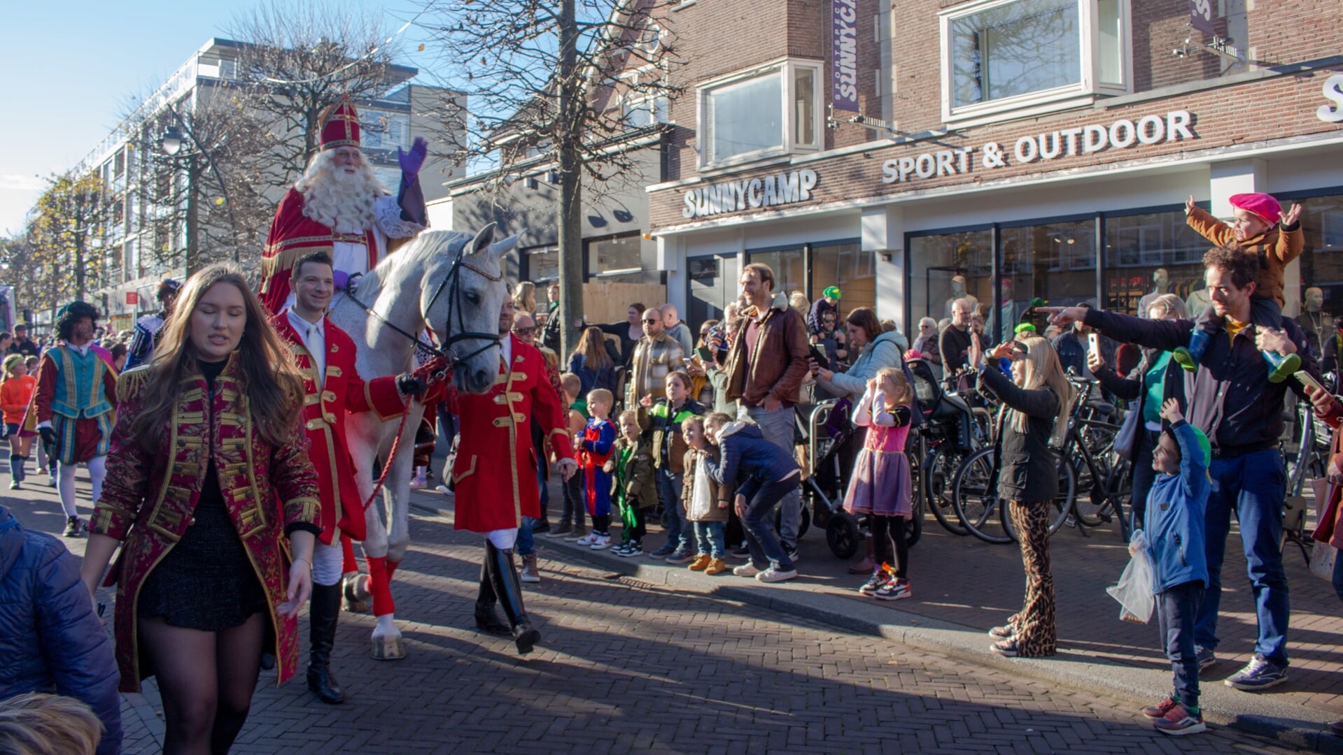 Vorig jaar maakte Sinterklaas op zijn paardje een rondrit door Zeist, nadat de burgemeester hem ontvangen had. 