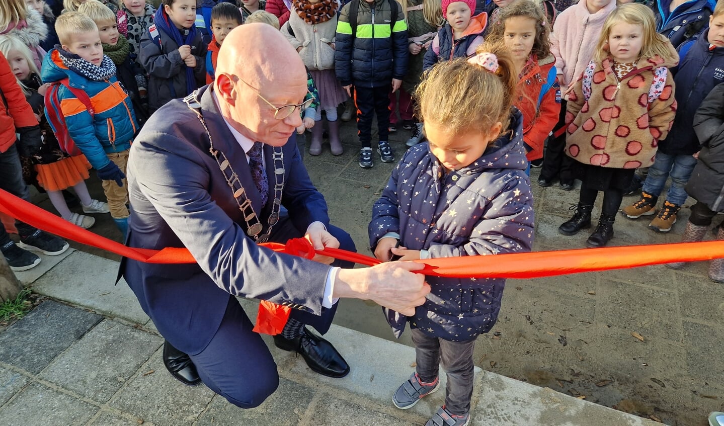 Jenna en de burgemeester knippen het lint door