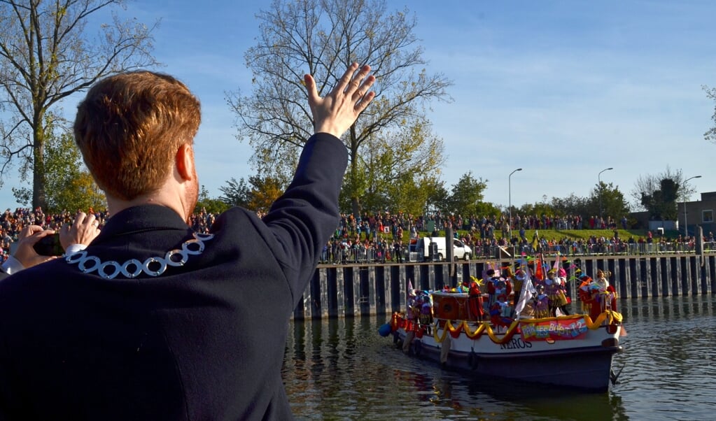 Burgemeester Floor Vermeulen zwaaide vrolijk naar Sinterklaas, die met zijn Pieten de Wageningse haven binnen kwam