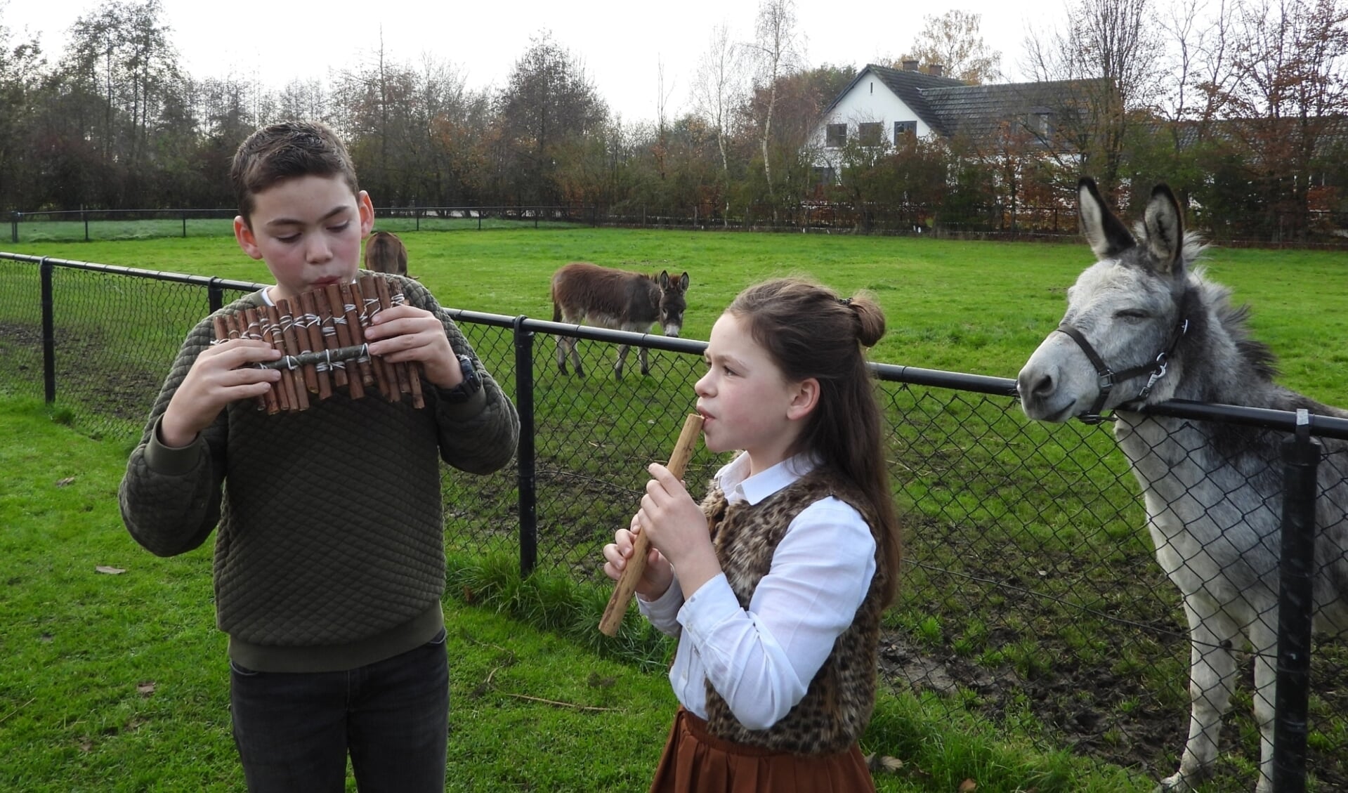 Buurjongen Evan van den Dikkenberg uit Ederveen probeert de panfluit en zus Leah een fluit.