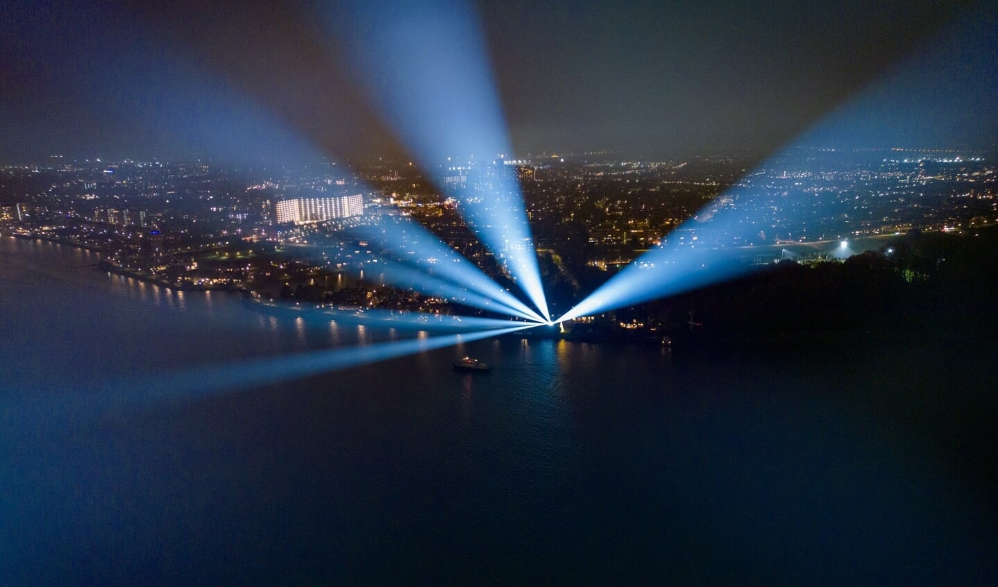 Lichtspektakel zet bruggen en Drierivierenpunt Drechtsteden regio in de spotlights